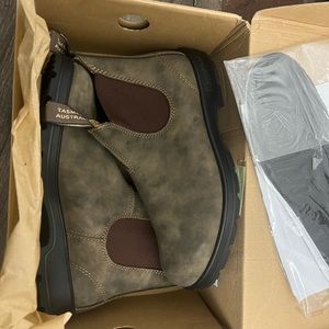 Blundstone Chelsea  585 brand new